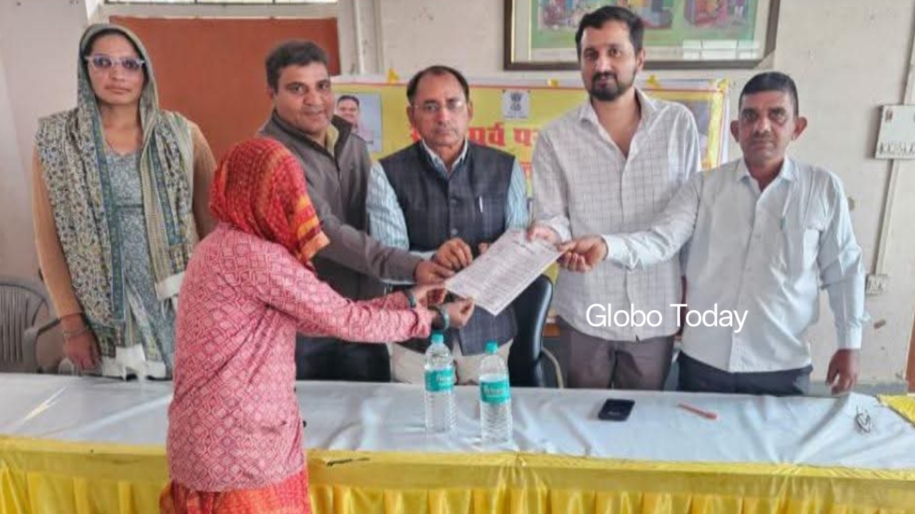 Sikar: Residential lease issued to Sampat Devi on the spot in the Gramin Seva Shivir